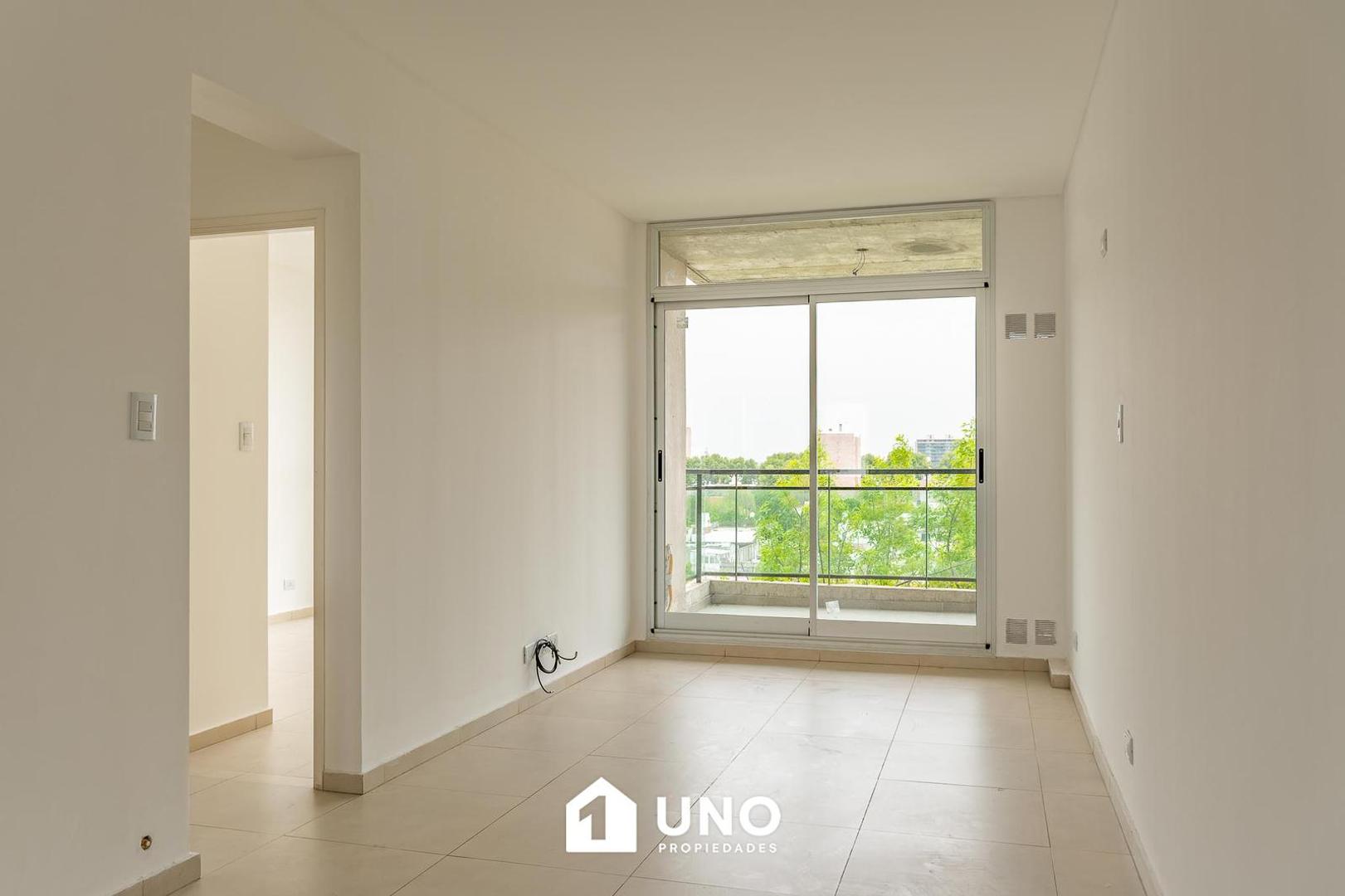 San Juan y Constitución - Amplio Dpto de 1 Dormitorio Externo.