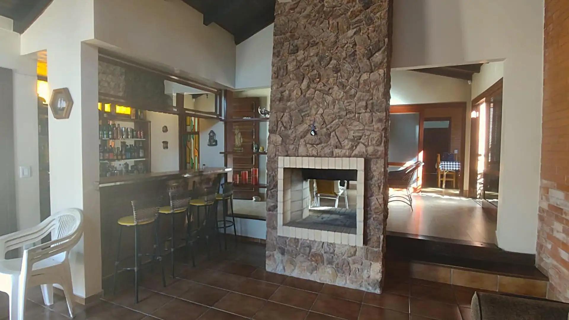 Casa en Venta con 4 cocheras