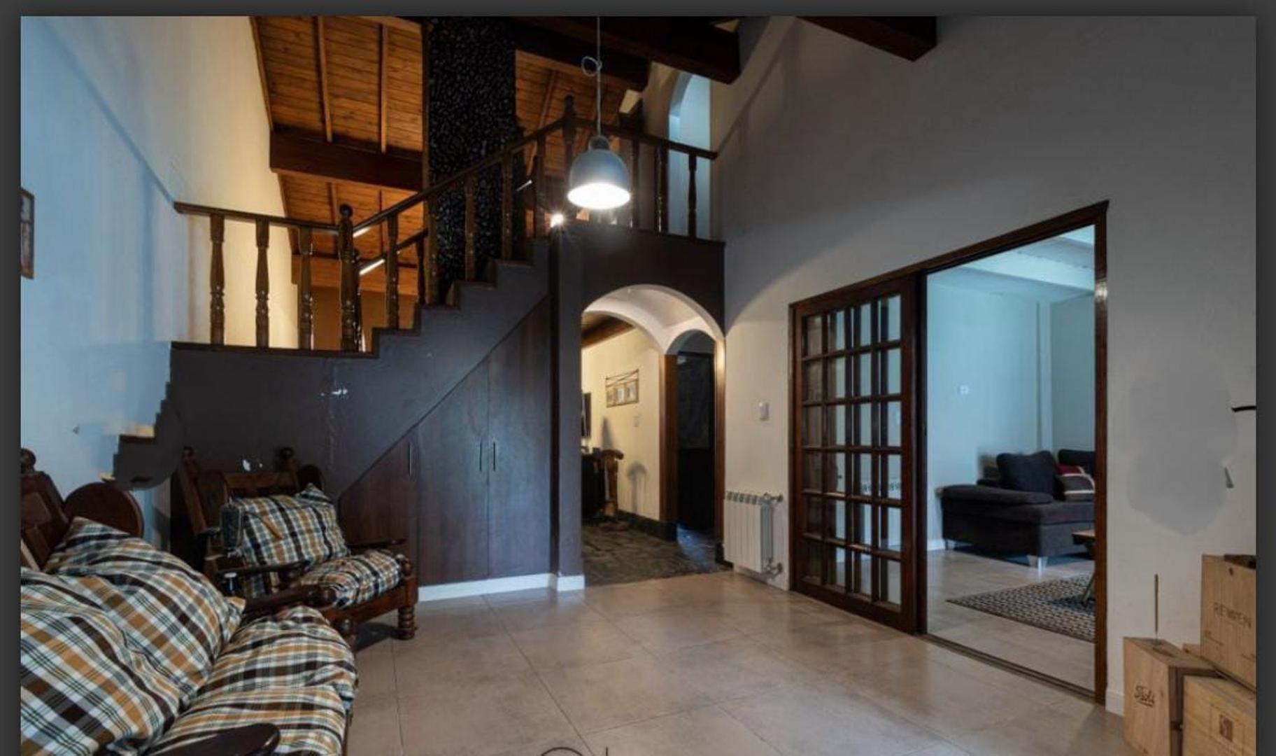 Casa en Venta con 2 cocheras