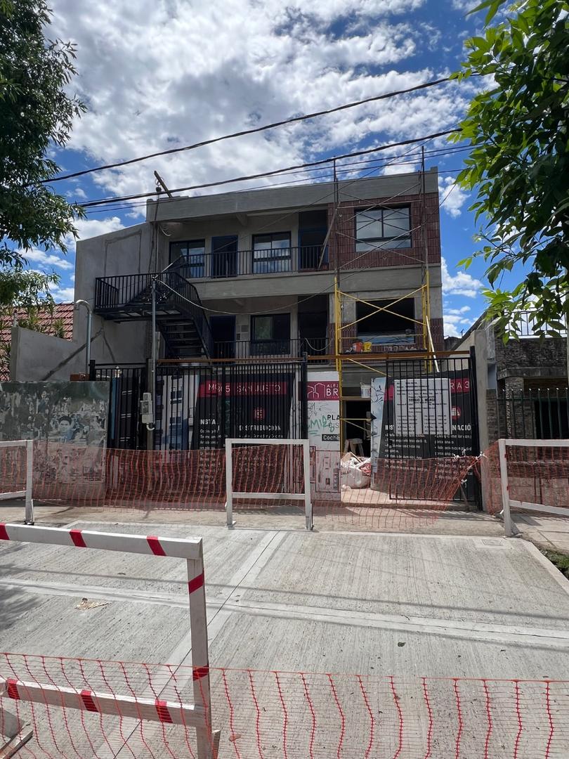 DEPARTAMENTO 2 AMB -  2° PISO AL FRENTE - CON BALCON - ENTREGA ENERO 2026