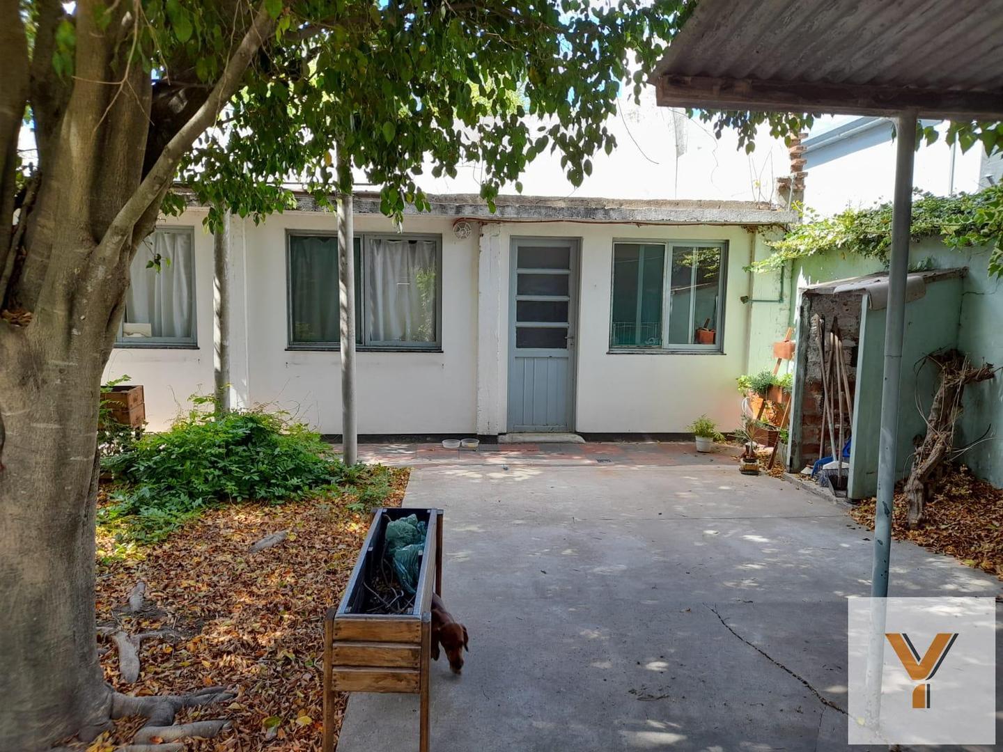 Casa en venta - 2 Dormitorios 1 Baño - 216Mts2 - Los Hornos