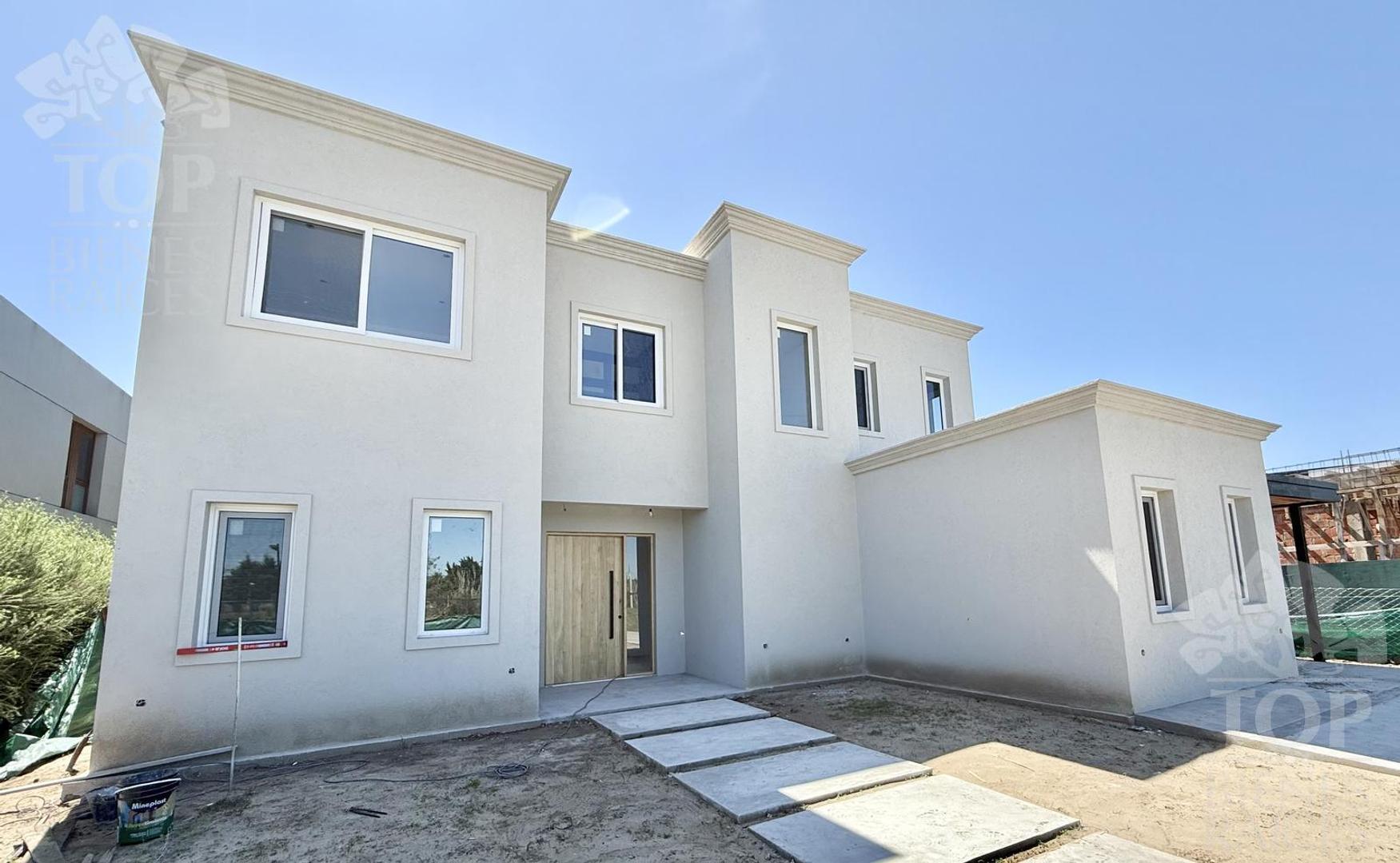 Casa 6 ambientes con 5 baños