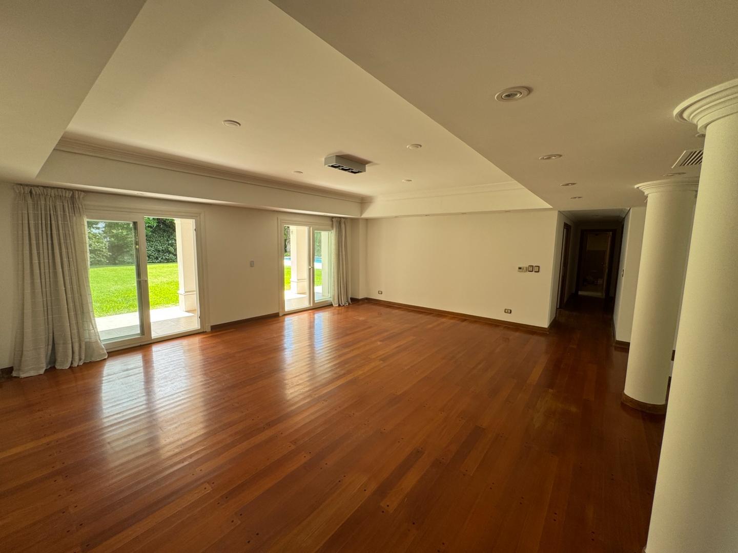 Casa 5 ambientes con 6 baños