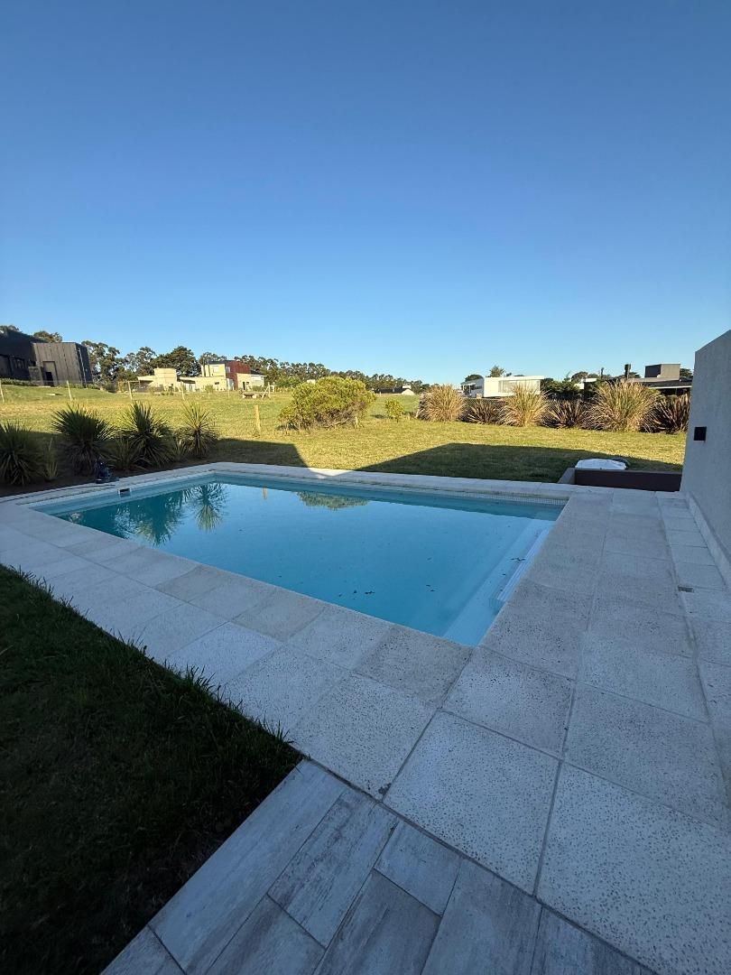 casa 4 amb con piscina. Barrio privado