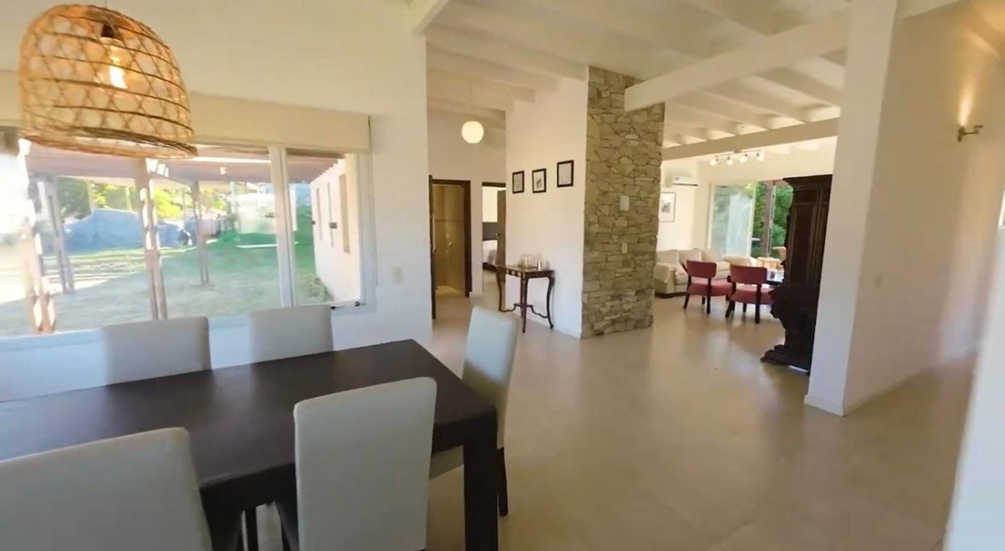 Casa 4 ambientes con 2 baños