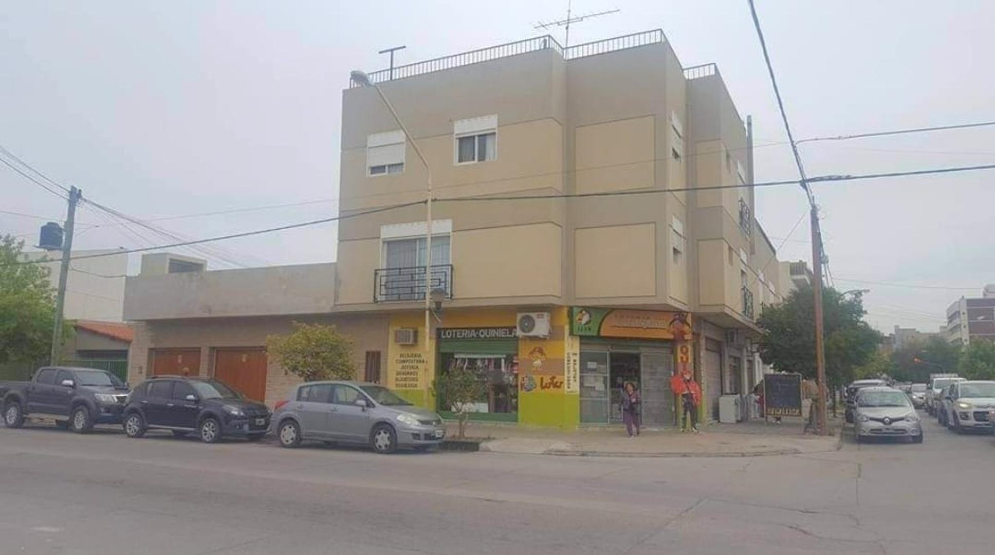 Casa en Alquiler con 4 cocheras