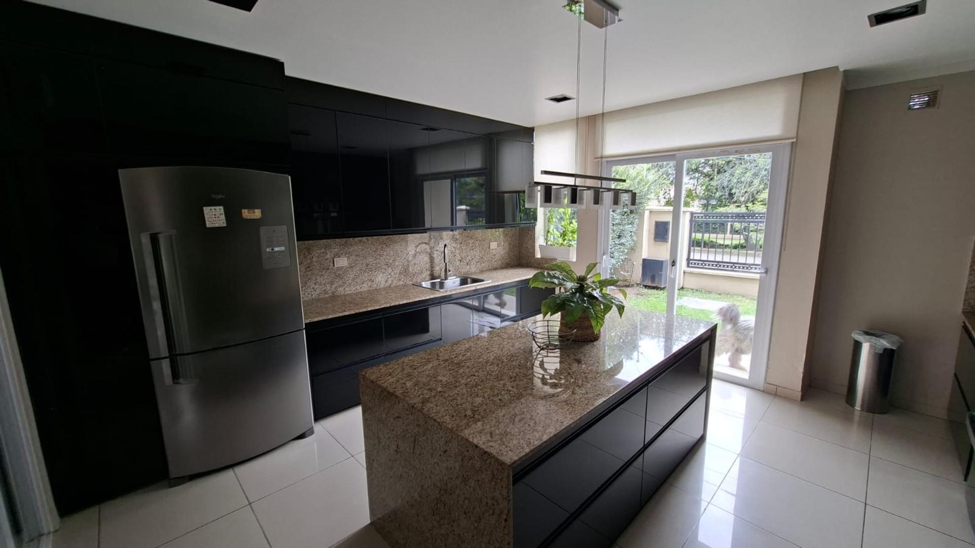 Casa en Alquiler con 4 cocheras