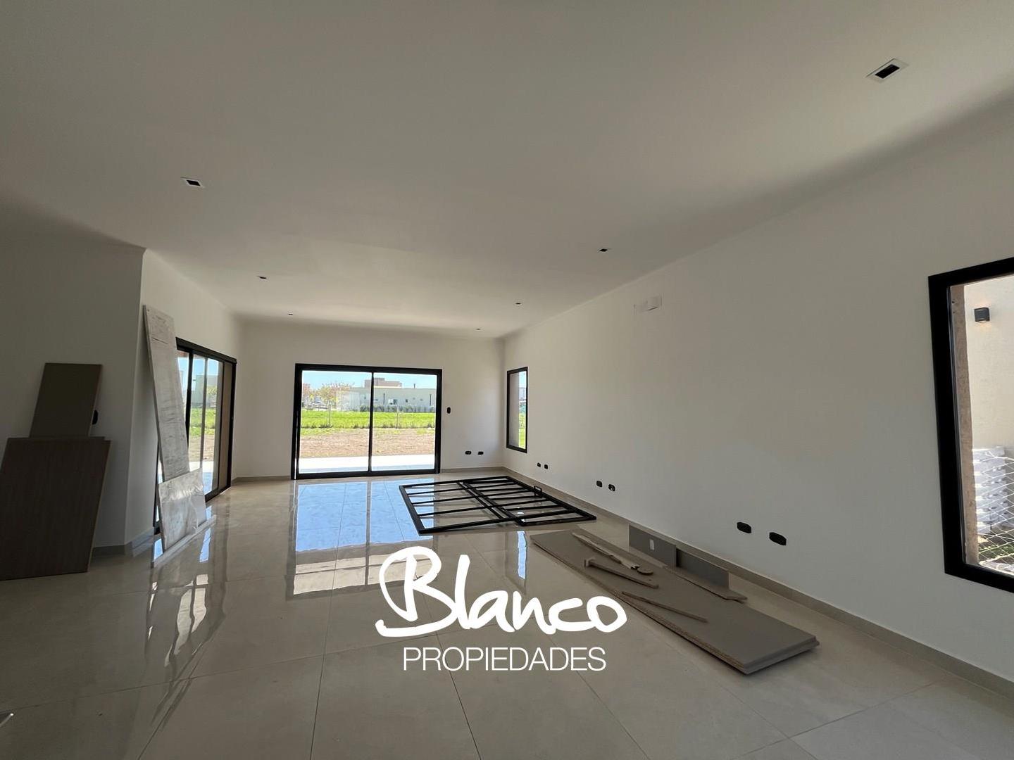 Casa 4 ambientes con 3 baños