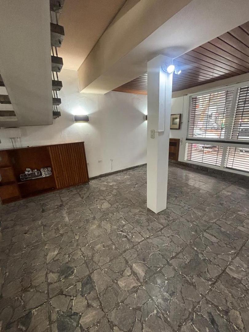 Casa en Alquiler con 2 cocheras