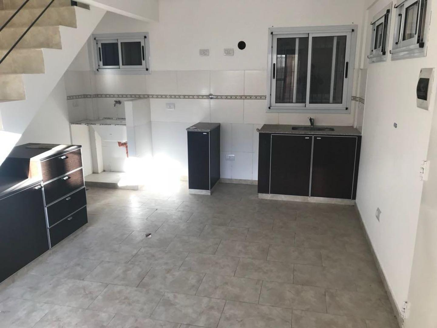 Departamento en Alquiler en Ezpeleta Este, $ 450.000