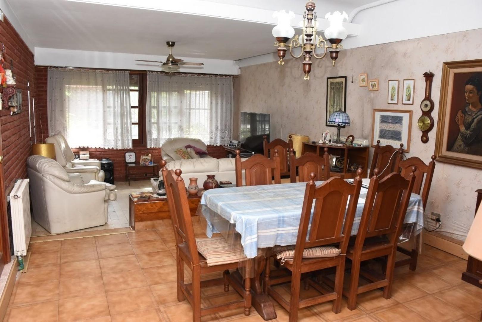 Casa en Venta con 2 cocheras