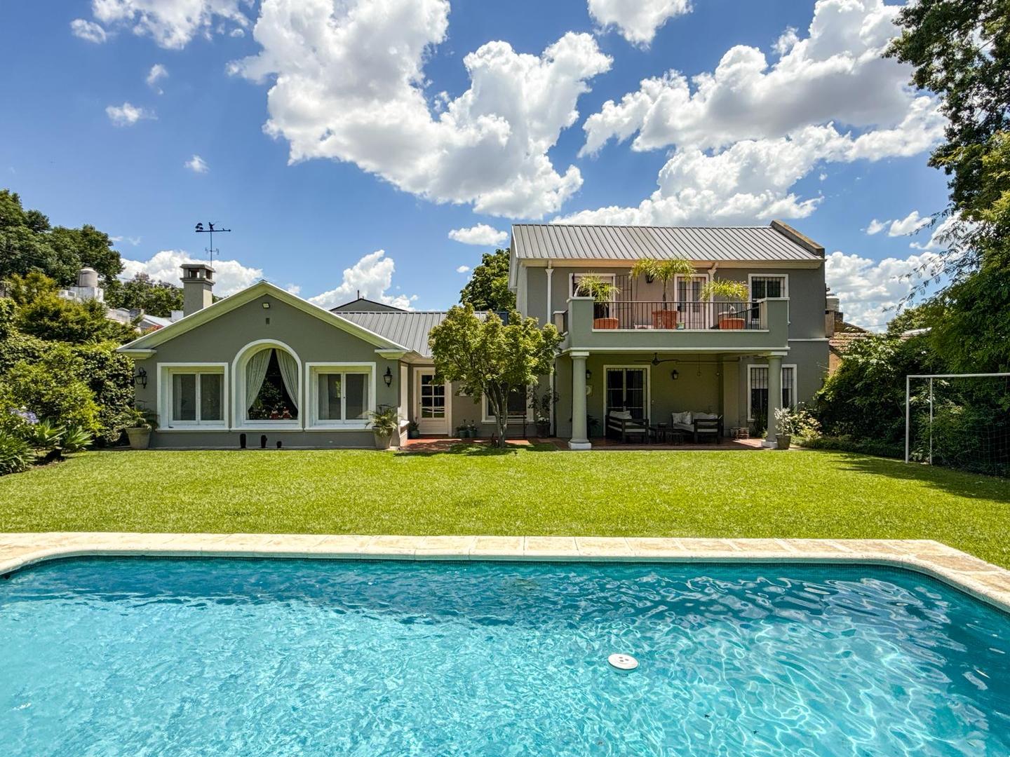 Beccar, muy linda casa en venta desarrolllada casi toda en Planta Baja con gran jardín