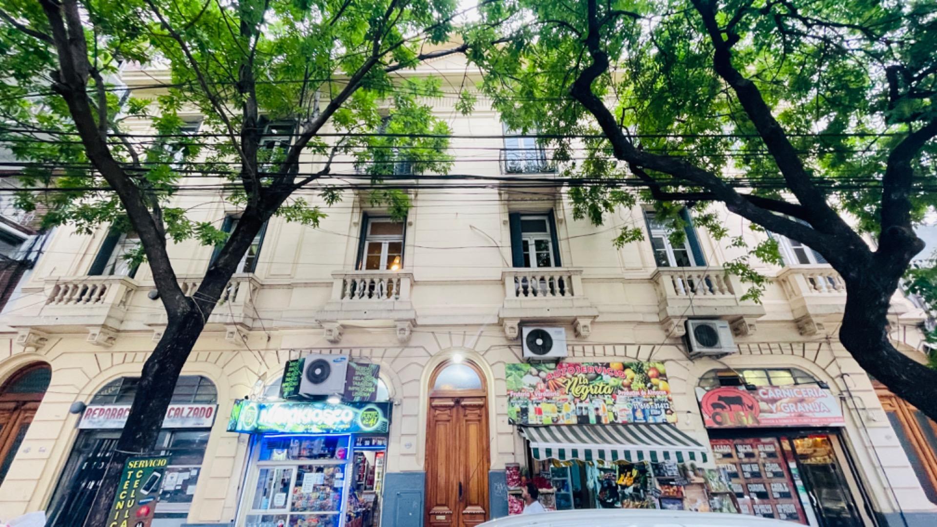 OPORTUNIDAD-  3 AMBIENTES ESTILO COLONIAL • 2º PISO- ALMAGRO