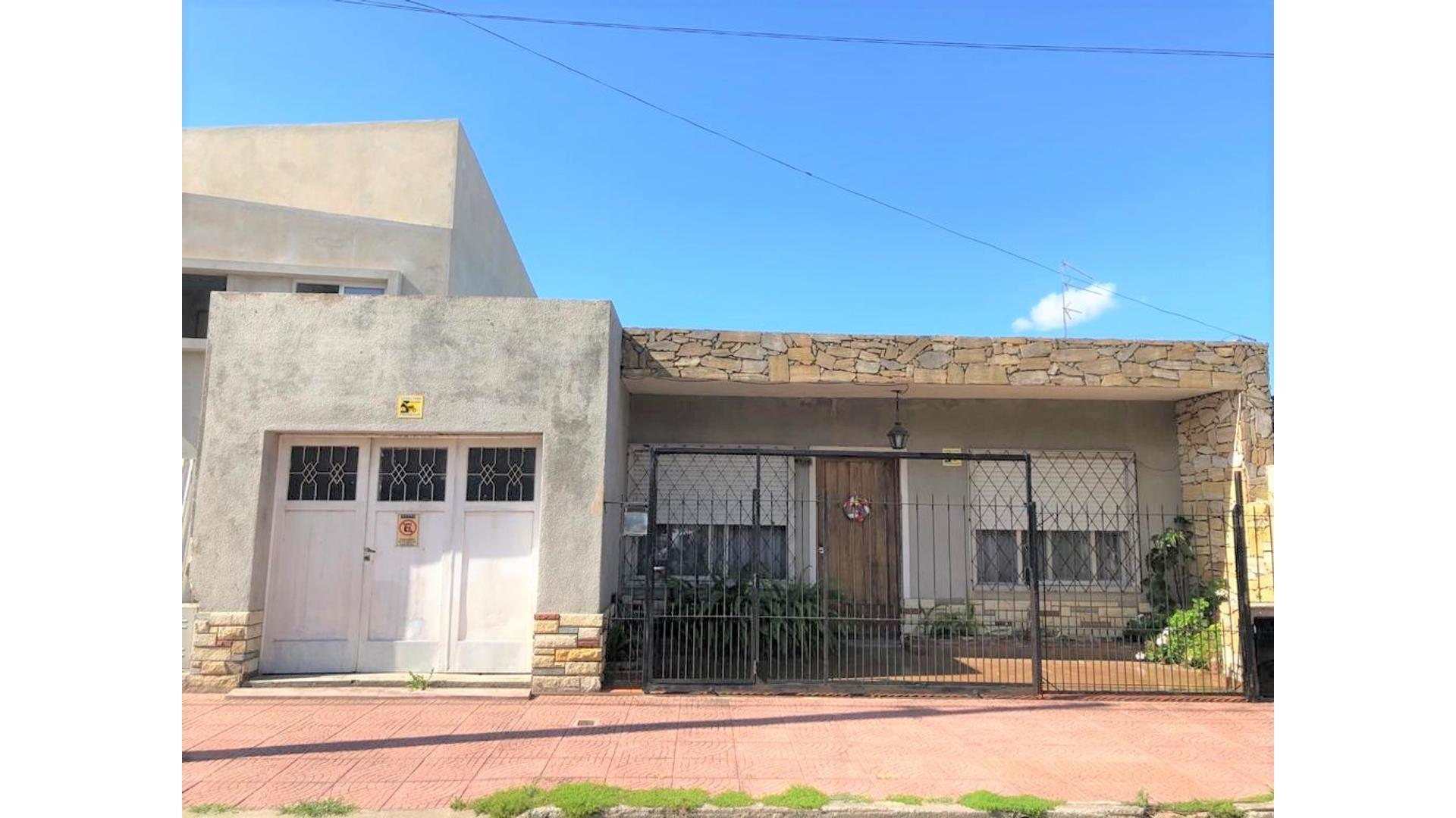 Casa americana a pocas cuadras de la estación.