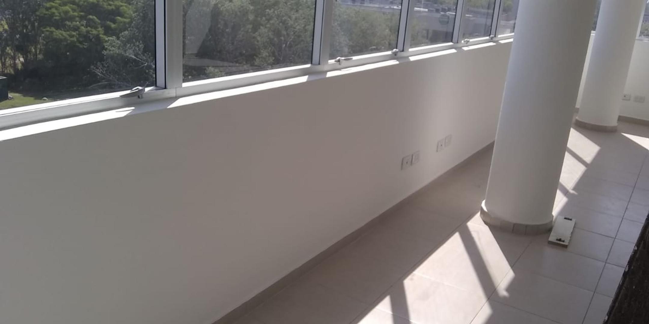 Oficina en esquina North Coral Plaza