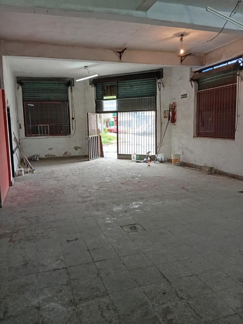 Villa Bonich. Local en esquina de 92 metros cuadrados