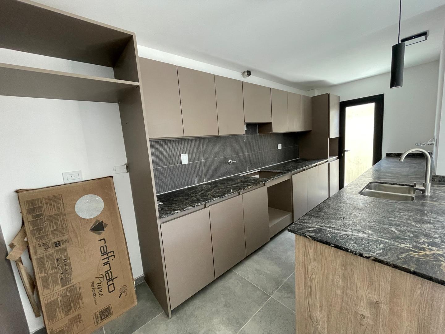 Duplex a la venta! A estrenar! Frente a plaza!