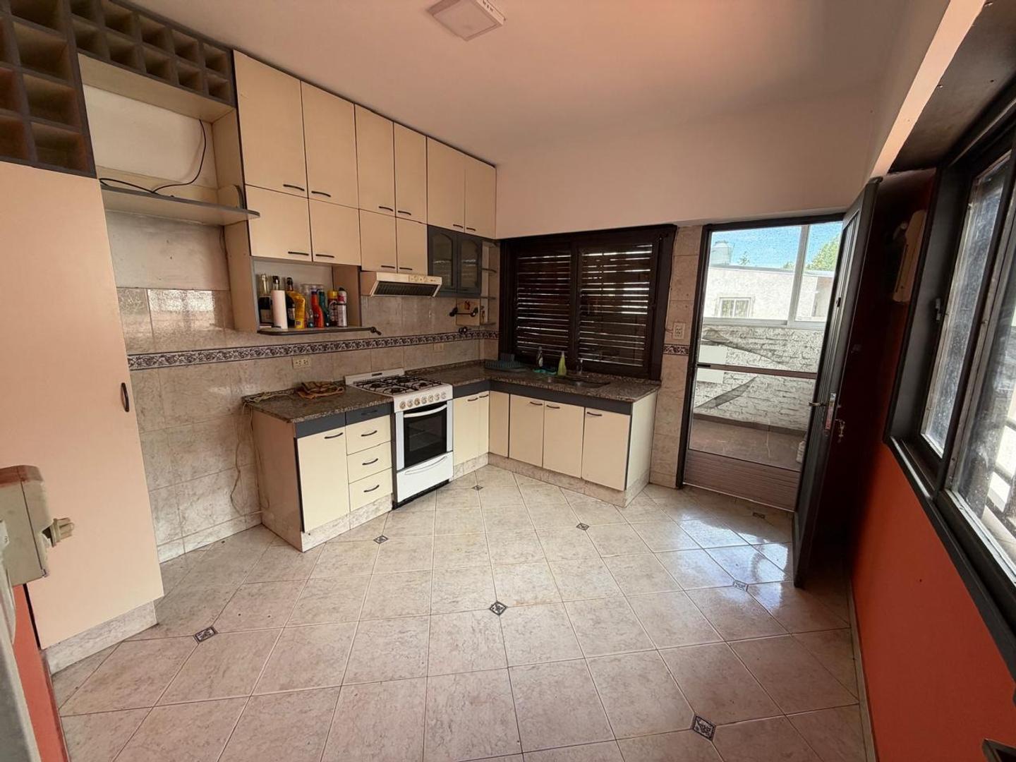 Casa 4 ambientes con 2 baños