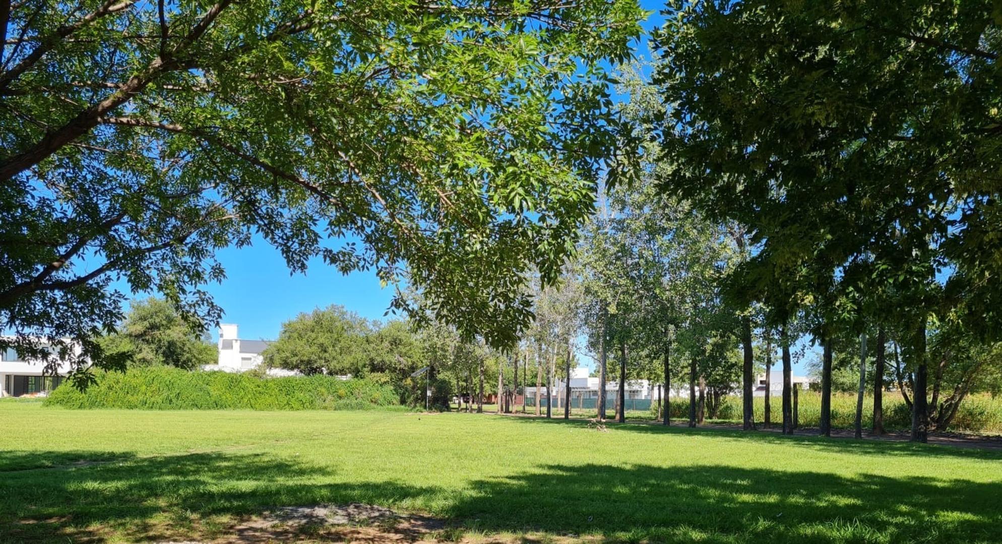 ¡Gran oportunidad! Lote en esquina Chacras de la Villa