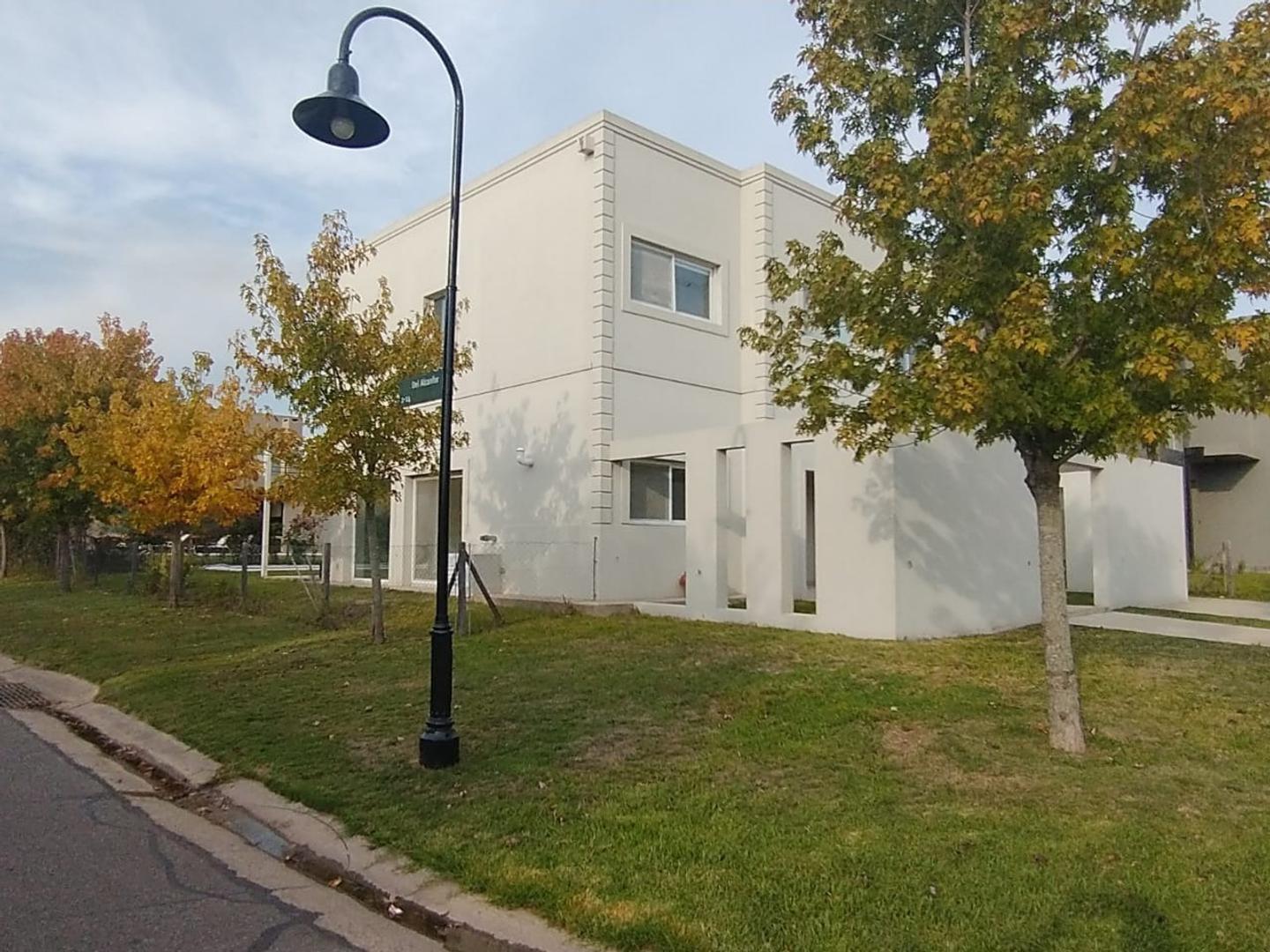 Oportunidad usd 420.000.- 4 dorm + dep+ galeria c-p+pileta