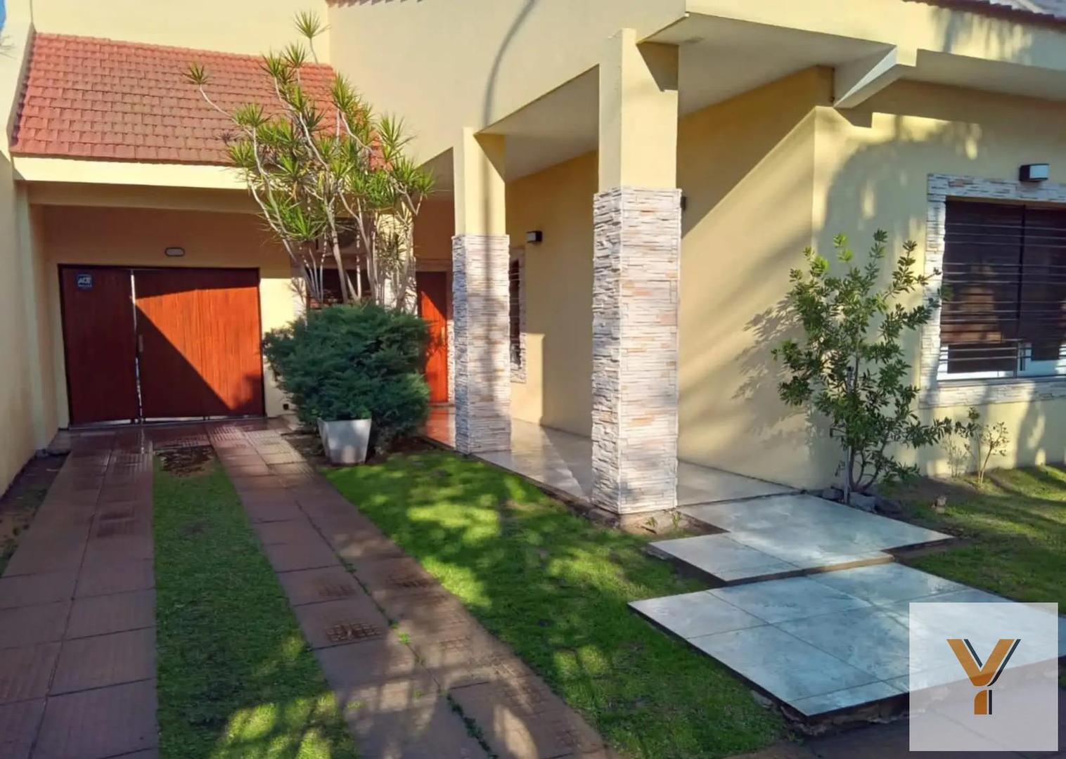 Casa en venta - 4 Dormitorios 4 Baños - 531,50mts2 - Merlo