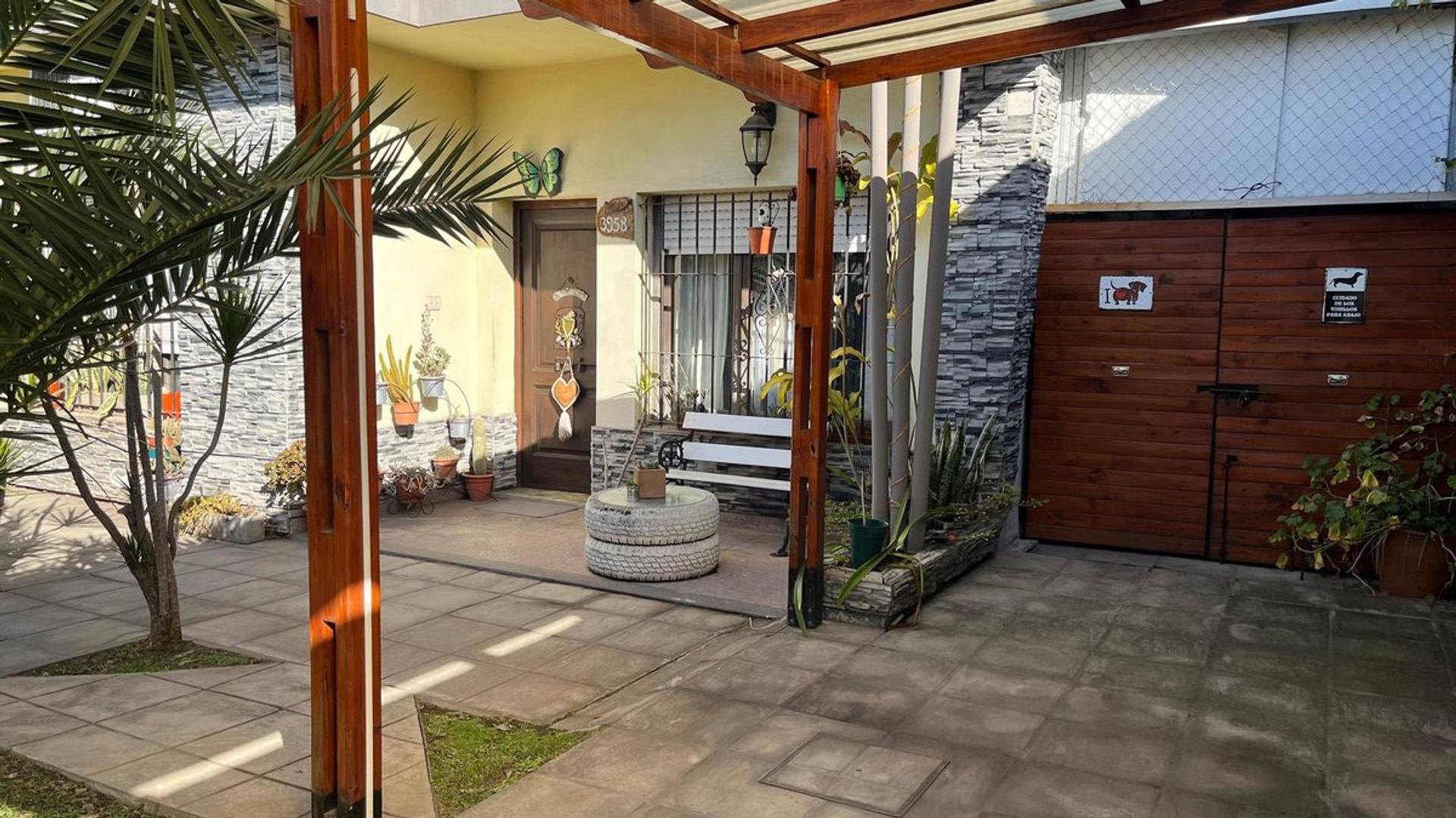 VENTA CASA 4 AMBIENTES EN CASTELAR PATIO GARAGE