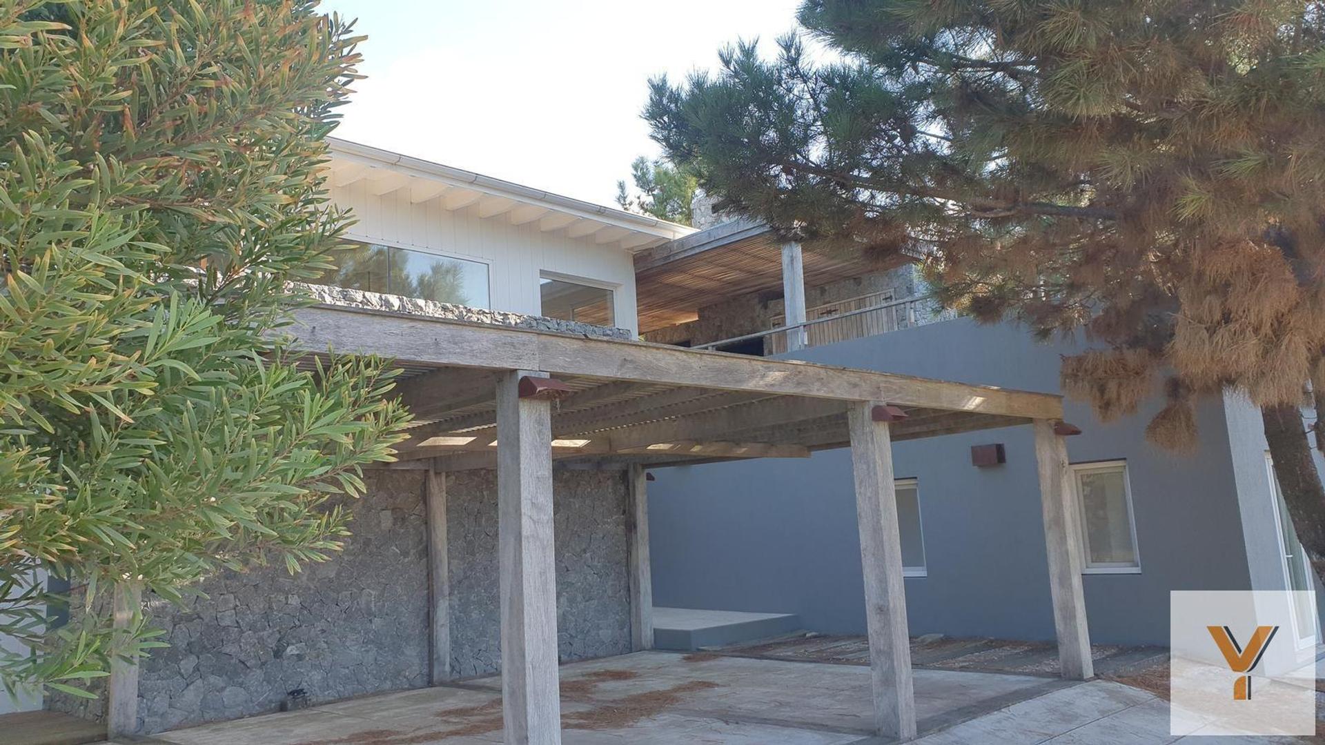 Casa 7 ambientes con 4 baños