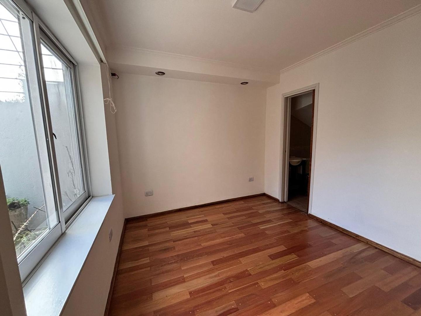 SE VENDE CASA 3 DORM - CON COCHERA