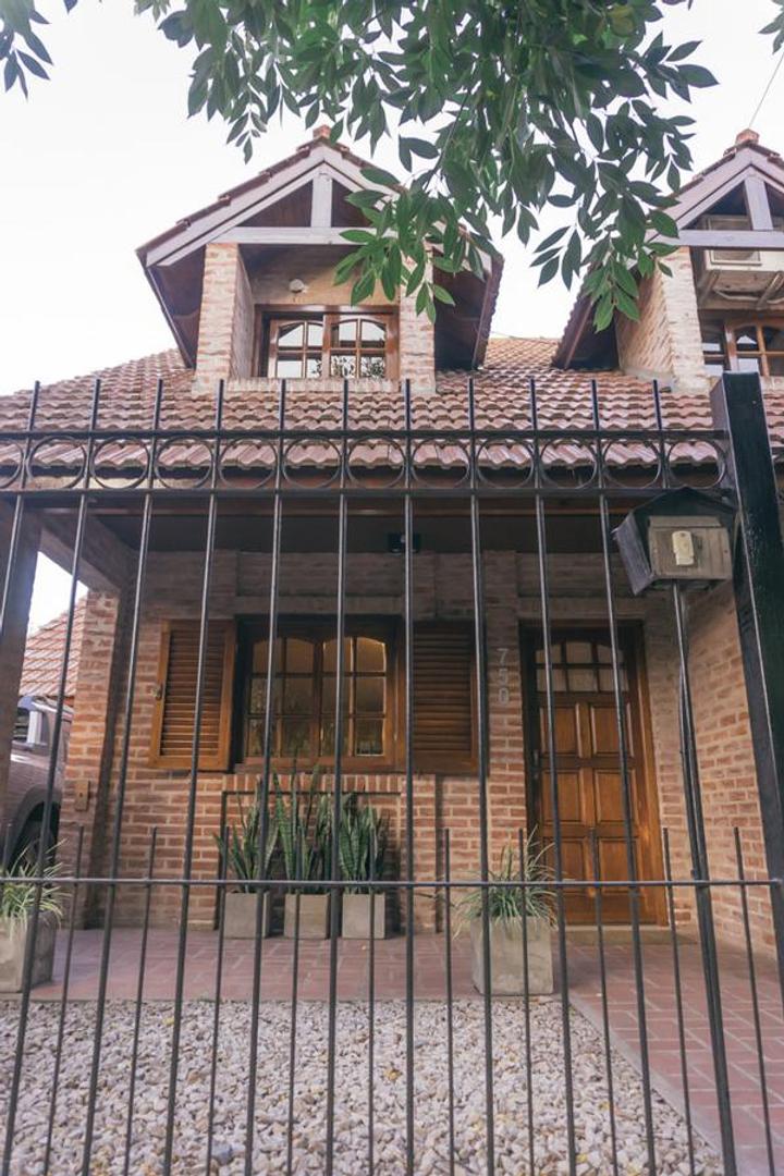 Casa 5 ambientes con 2 baños