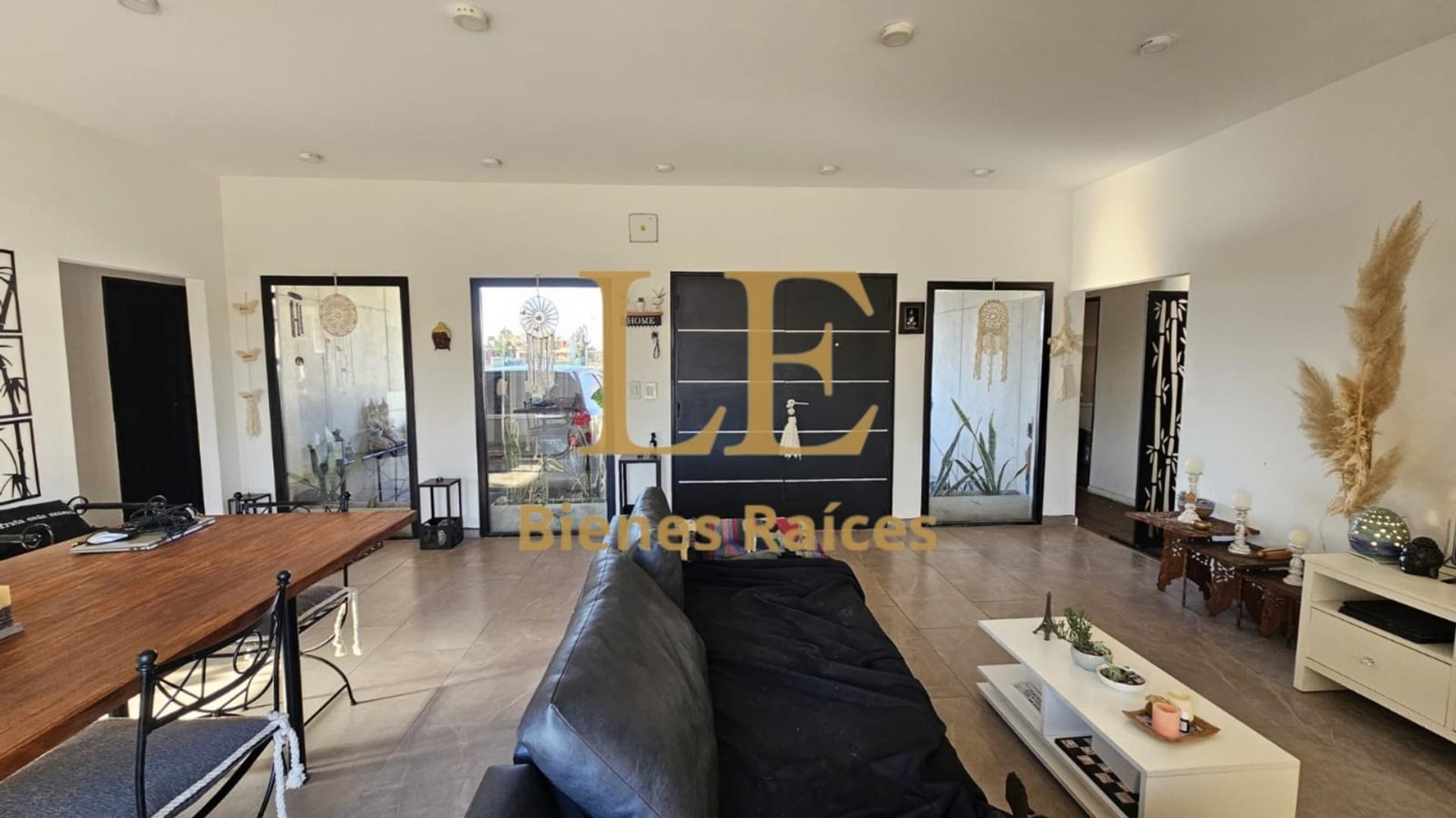 Casa en Venta con 4 cocheras