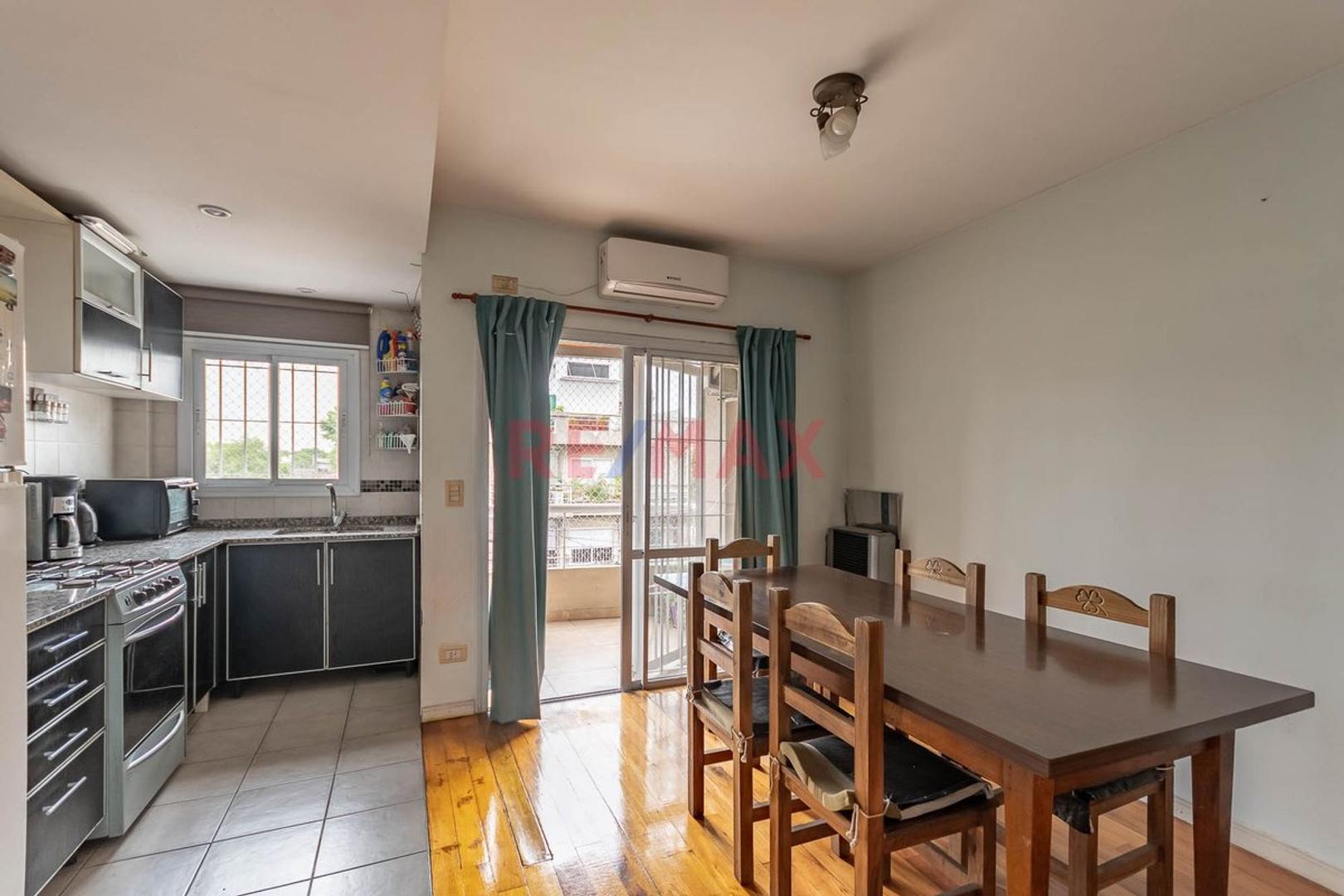 Dpto 3 amb, con balcon, cochera y baulera Lanus O