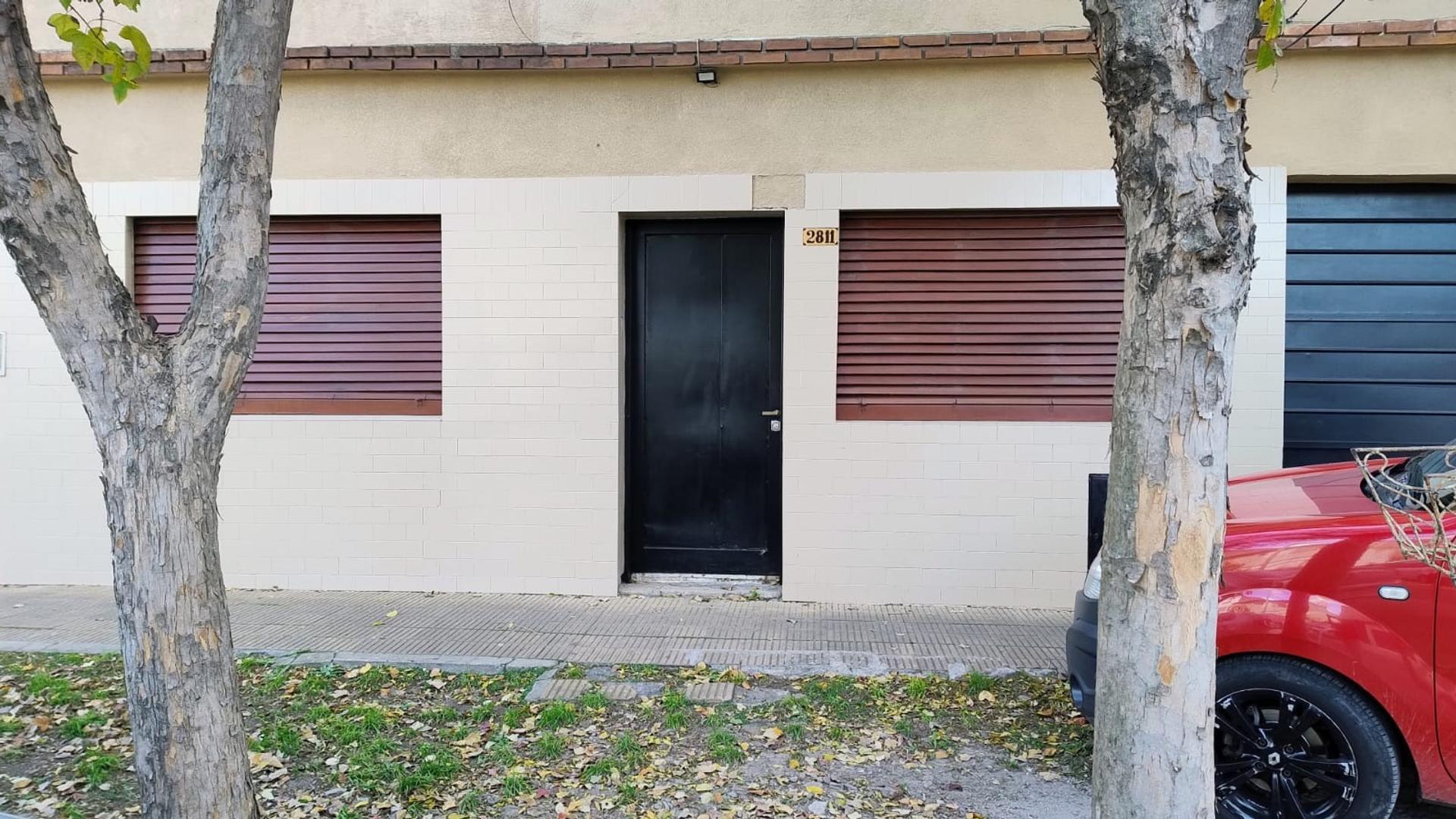 Amplia casa al frente en PH con dos garajes