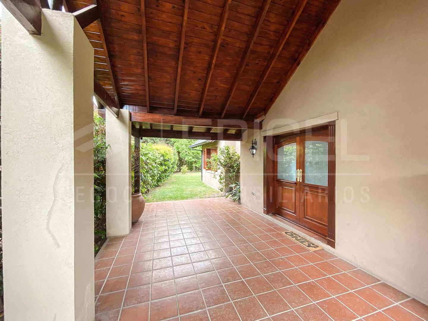 Casa 4 ambientes con 2 baños