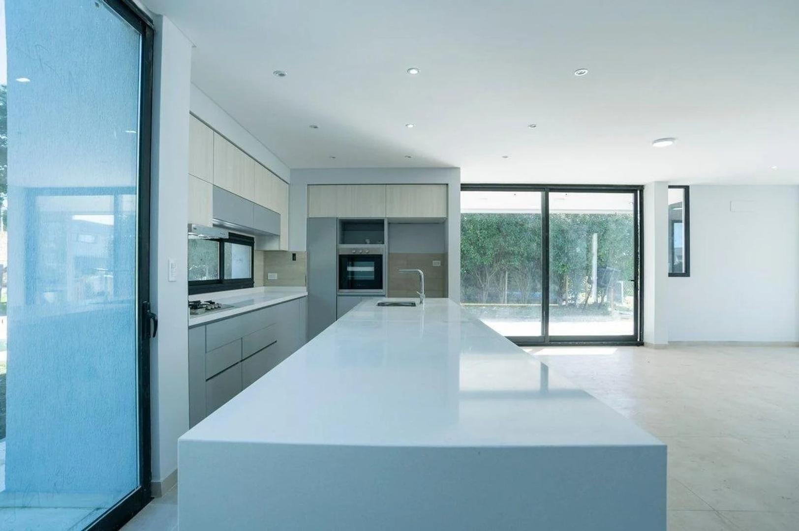 Casa 4 ambientes con 3 baños