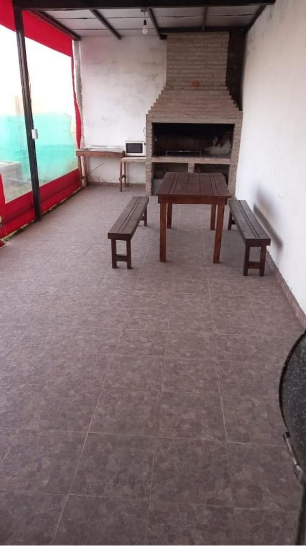 CASA CON QUINCHO Y PILETA