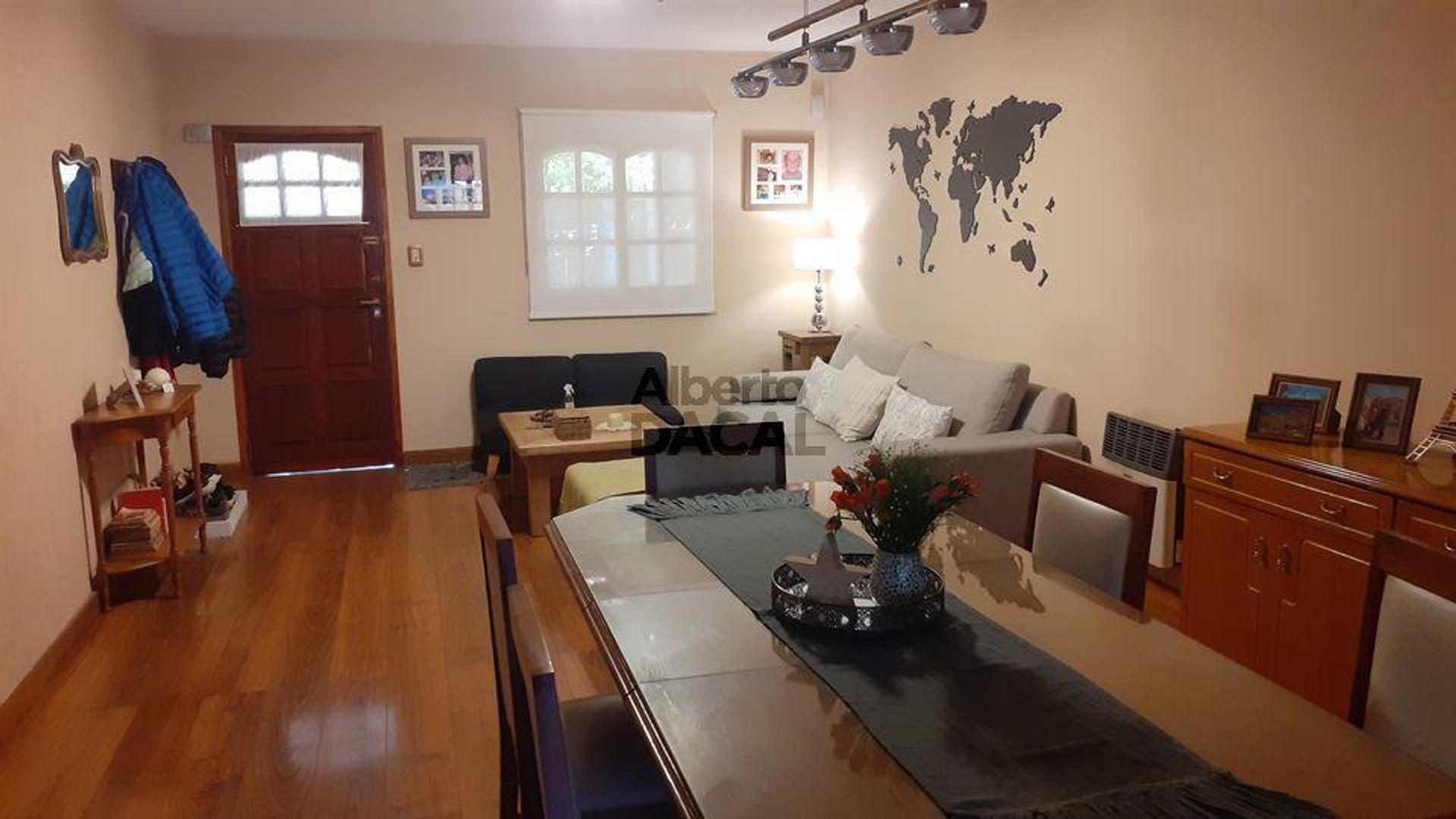 Casa en Alquiler con 3 cocheras