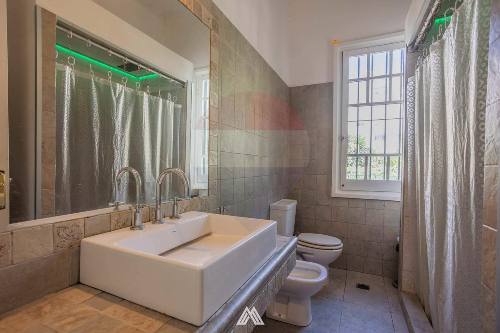 Casa en Venta con 3 cocheras