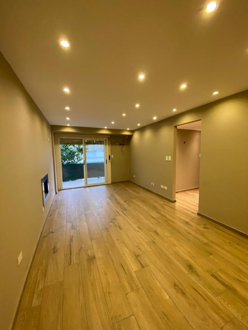 Departamento de 3 amb. con balcon a la calle -San Telmo
