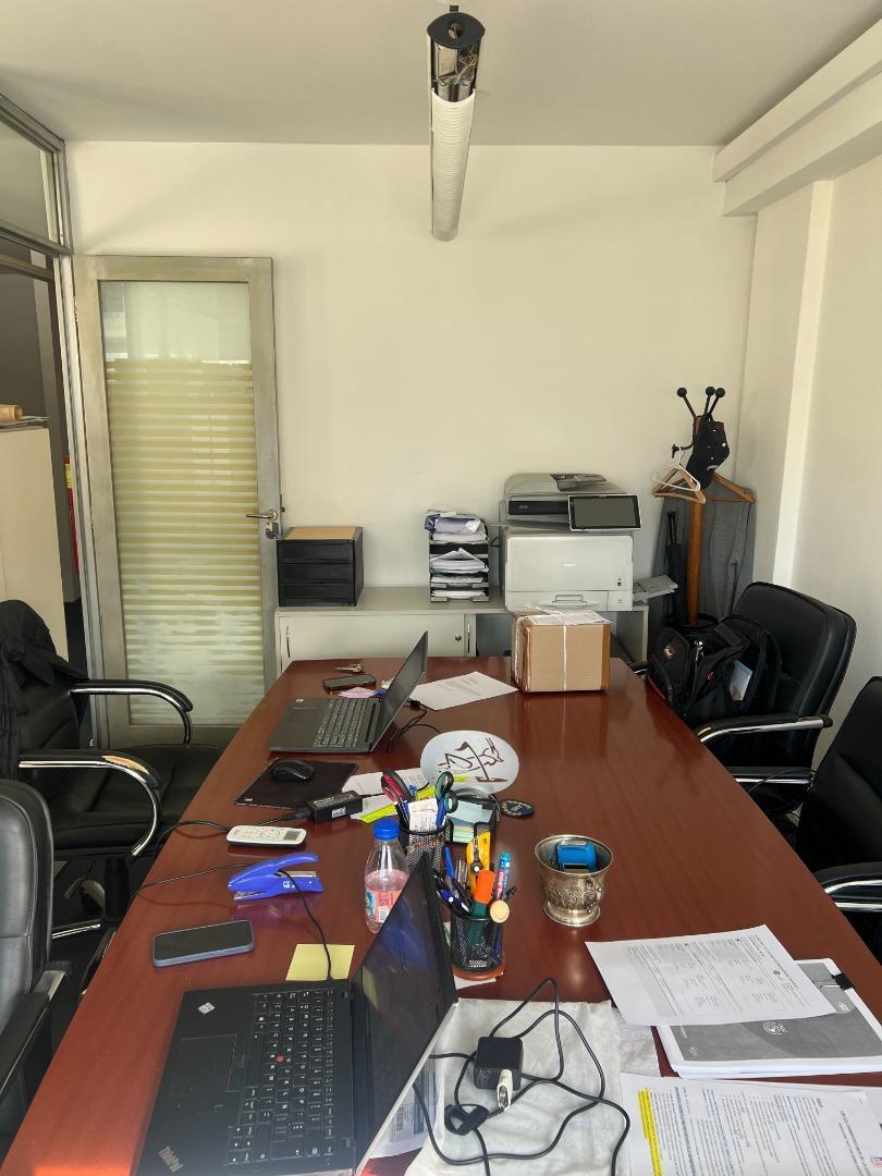 Oficina 5 ambientes con 2 baños