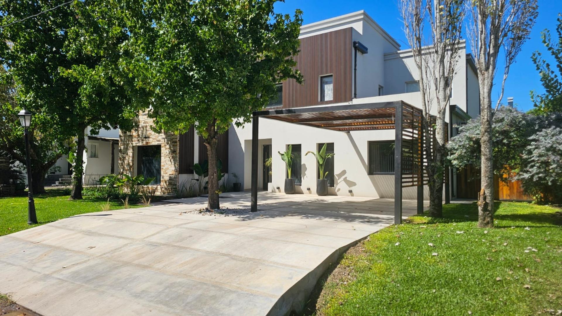 CASA EN VENTA :: ALTOS DEL SOL :: 5 AMBIENTES