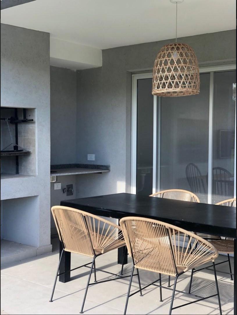 Casa 4 ambientes con 3 baños