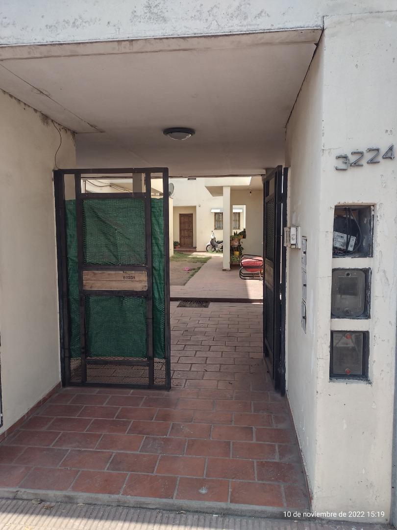 SE ALQUILA DPTO TIPO DUPLEX, COCHERA Y 2 PATIOS! COMO NUEVO!