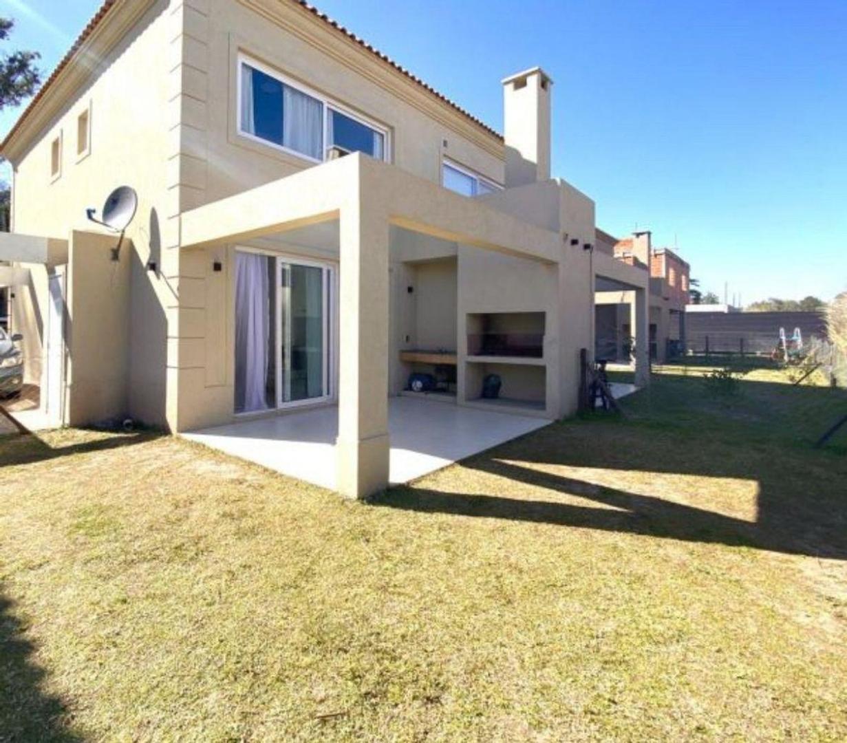 Casa 4 amb en venta en Pilar c/jardín y cochera