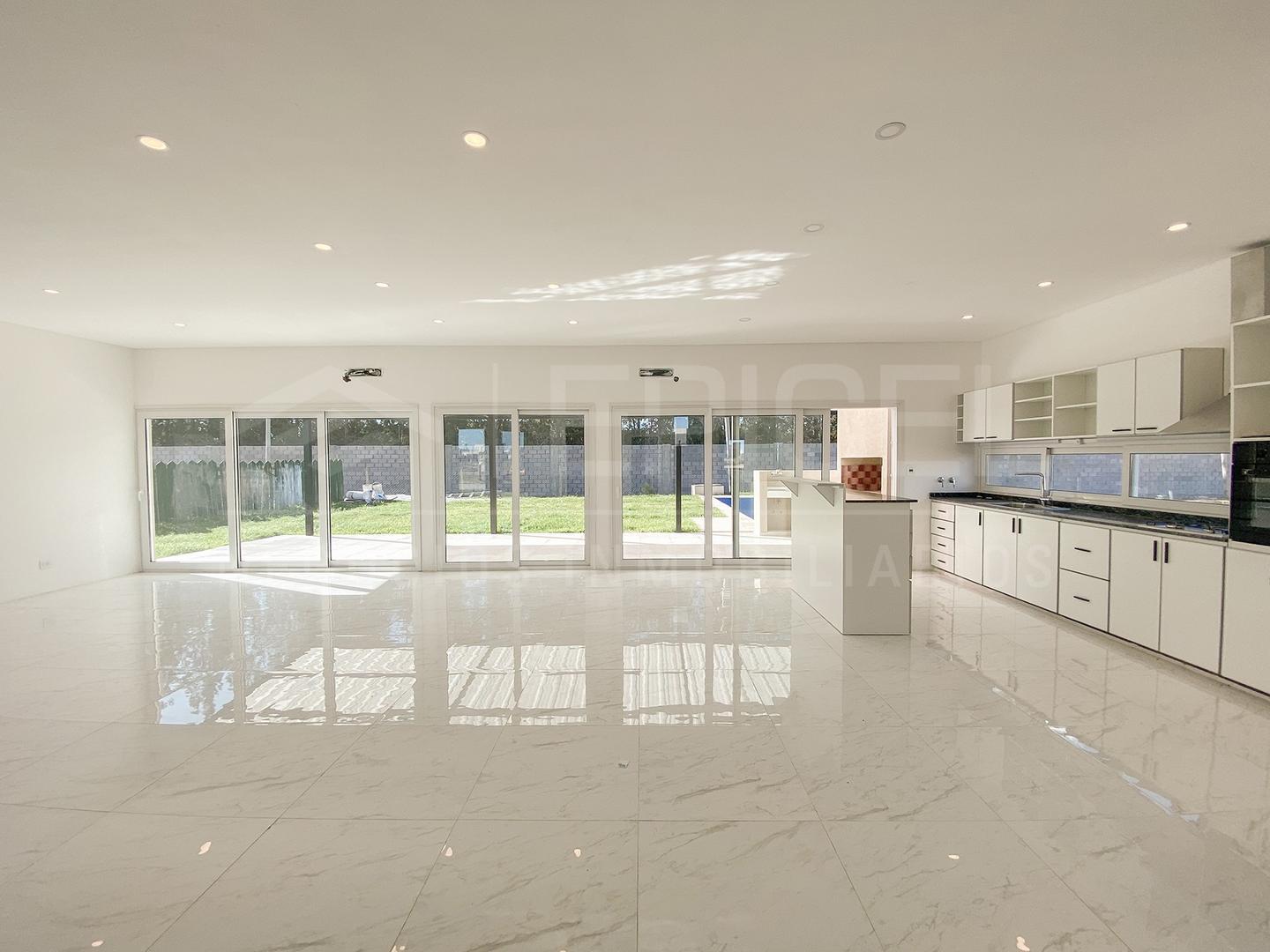 Casa 4 ambientes con 2 baños