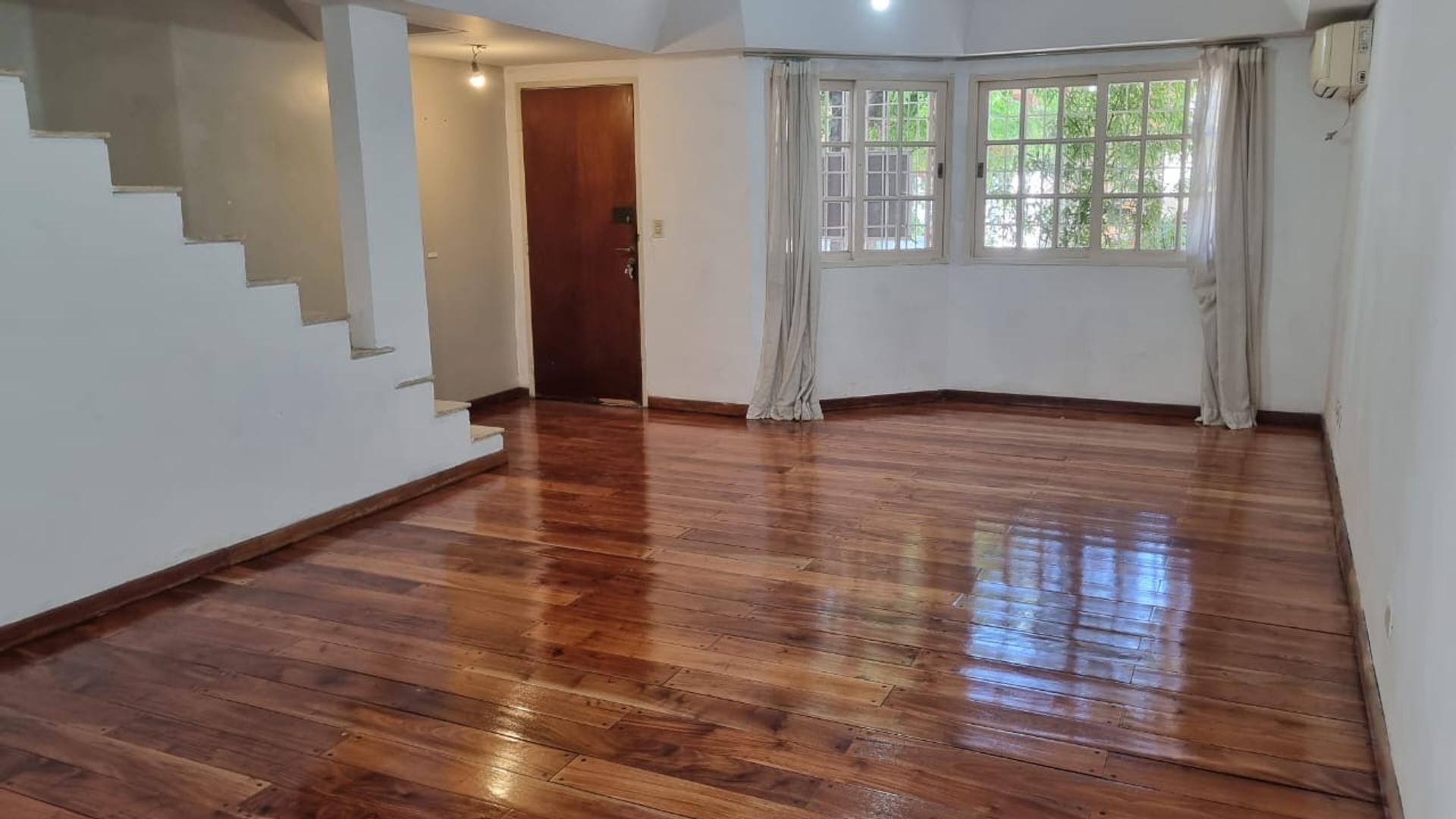 Chalet 4 ambientes.Suite.3 baños.Garage.Patio.Urquiza R.