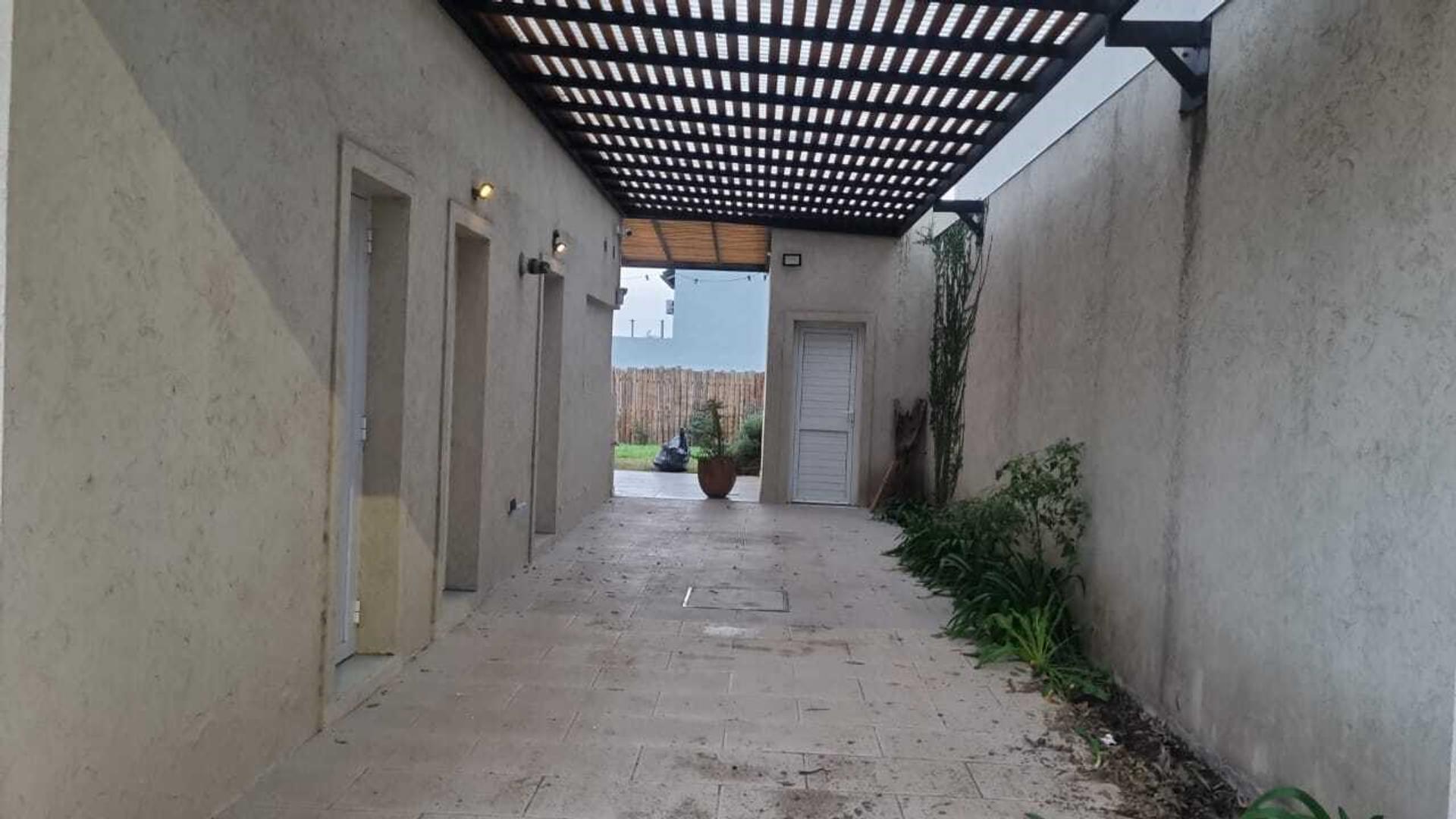 CASA EN VENTA – U$S 160.000   Casa en muy buen estado, ideal para disfrutar en familia.