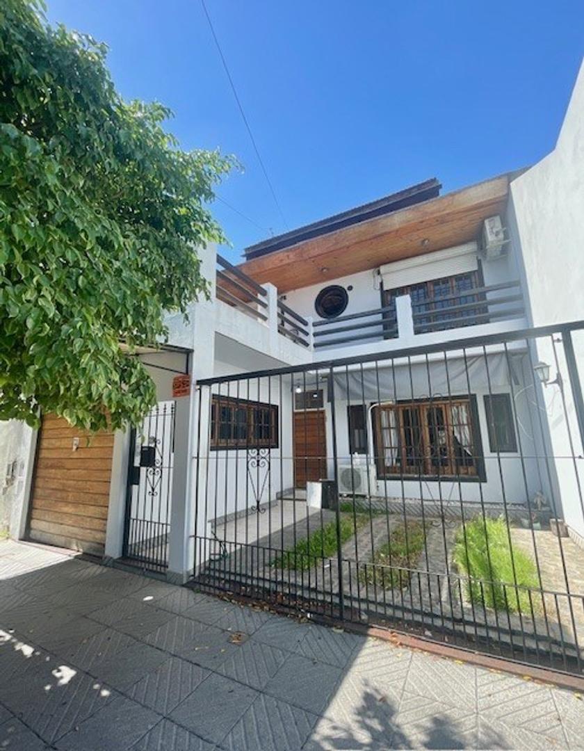 Venta casa Triplex con cochera para 4 autos - Parque Avellaneda