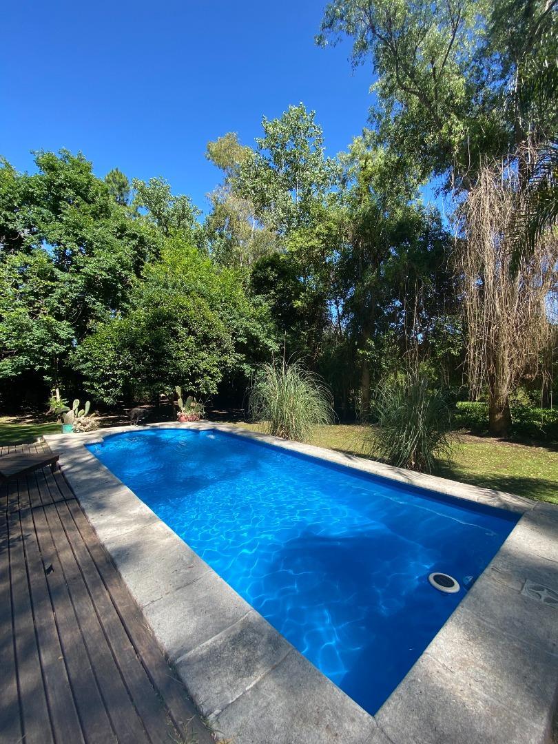 Casa quinta en Barrio la Florida con amplio parque y pileta!