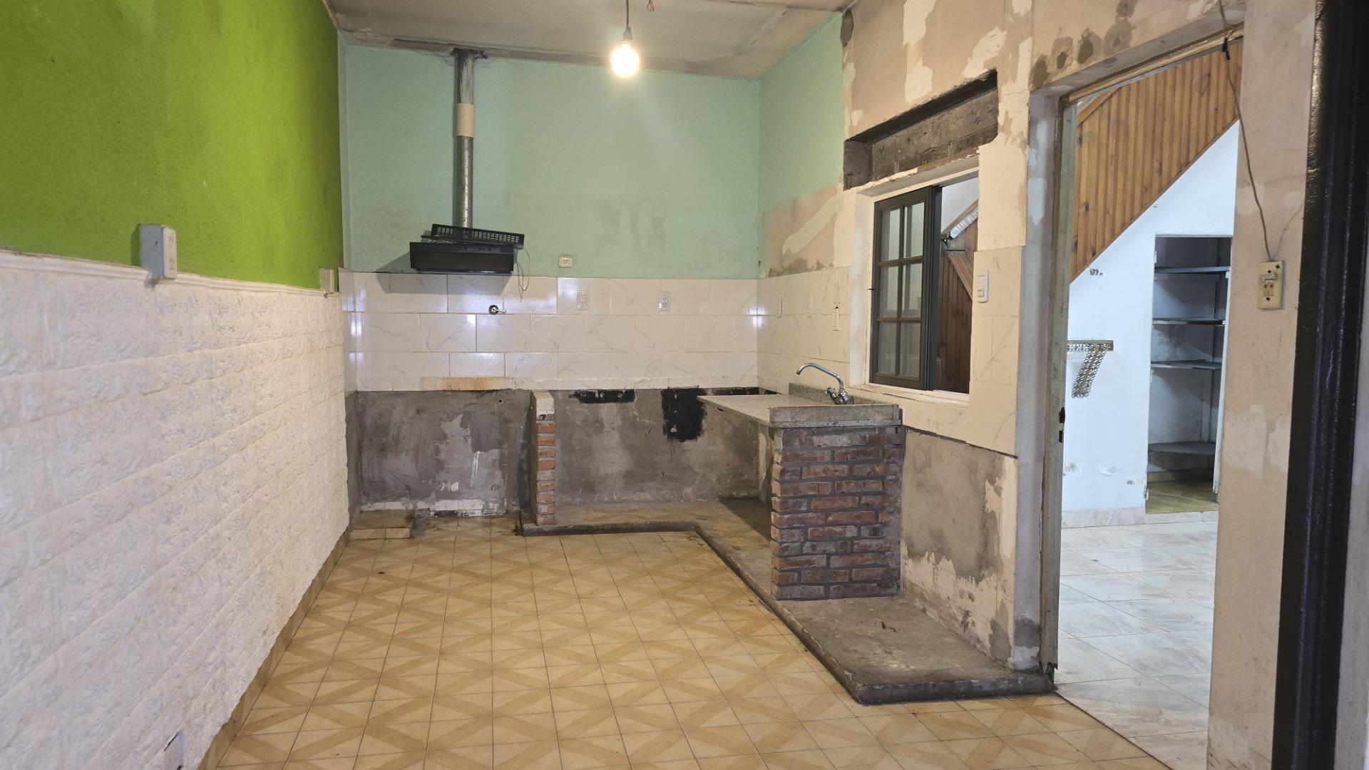 casa a la Venta 3 ambientes con cochera, Isidro Casanova