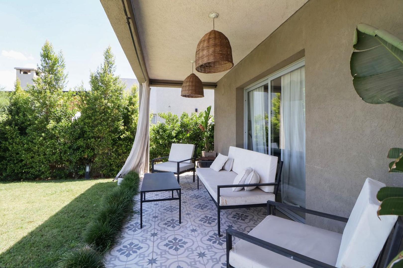 Casa en Alquiler con 1 cochera